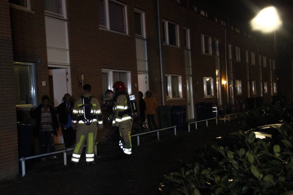Brandweer blust brand in woning