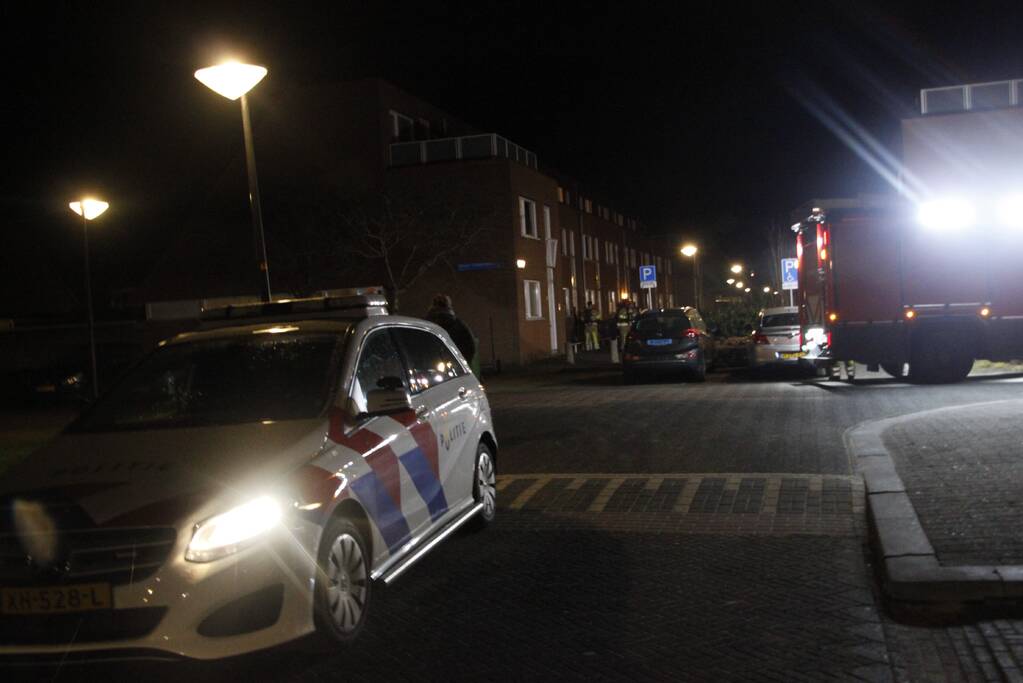 Brandweer blust brand in woning