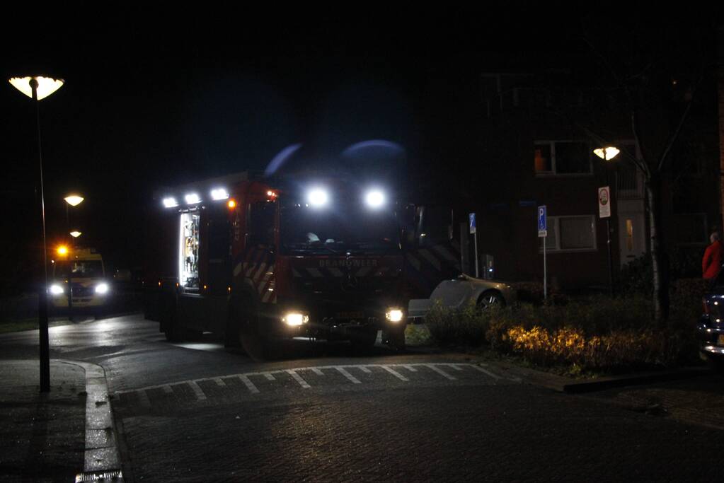 Brandweer blust brand in woning