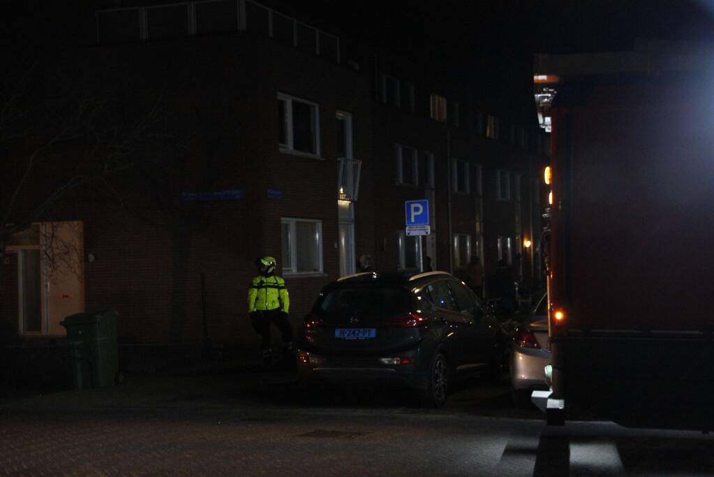 Brandweer blust brand in woning
