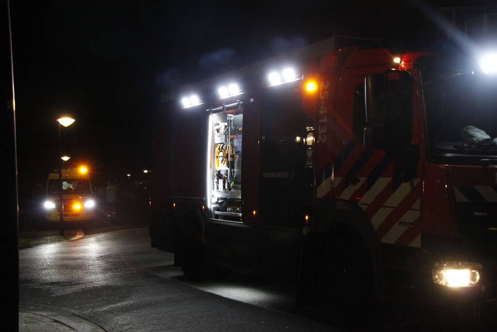 Brandweer blust brand in woning