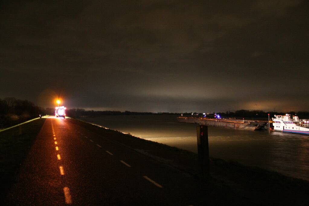 Vrachtschip vaart tegen krib en zinkt in de Waal