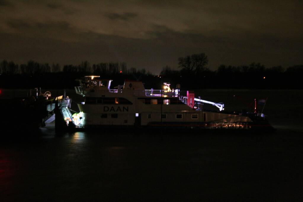Vrachtschip vaart tegen krib en zinkt in de Waal