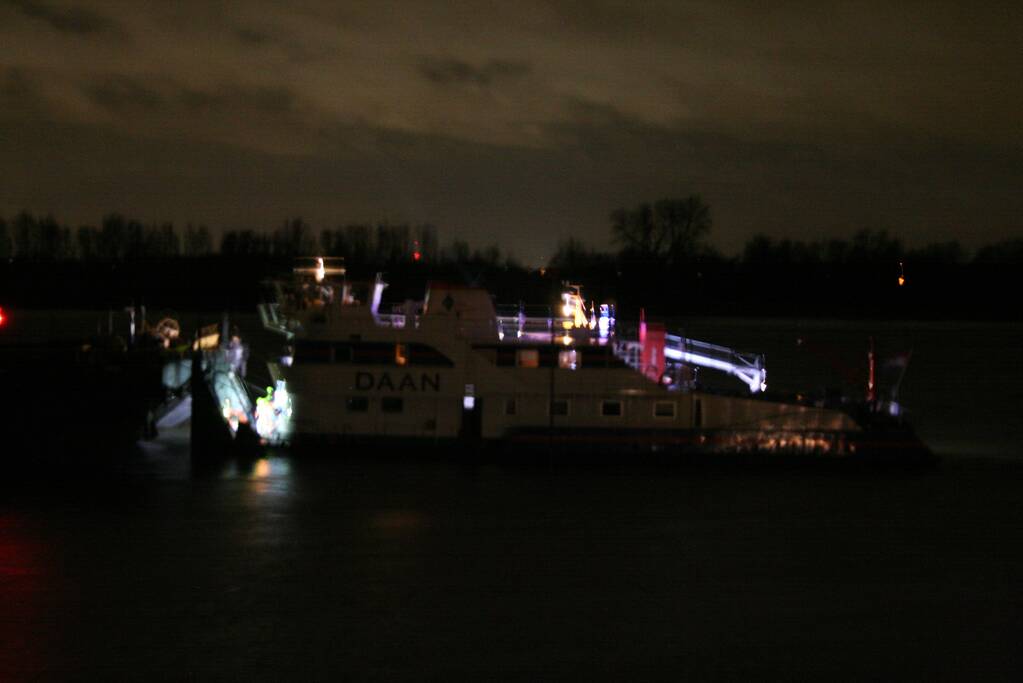 Vrachtschip vaart tegen krib en zinkt in de Waal
