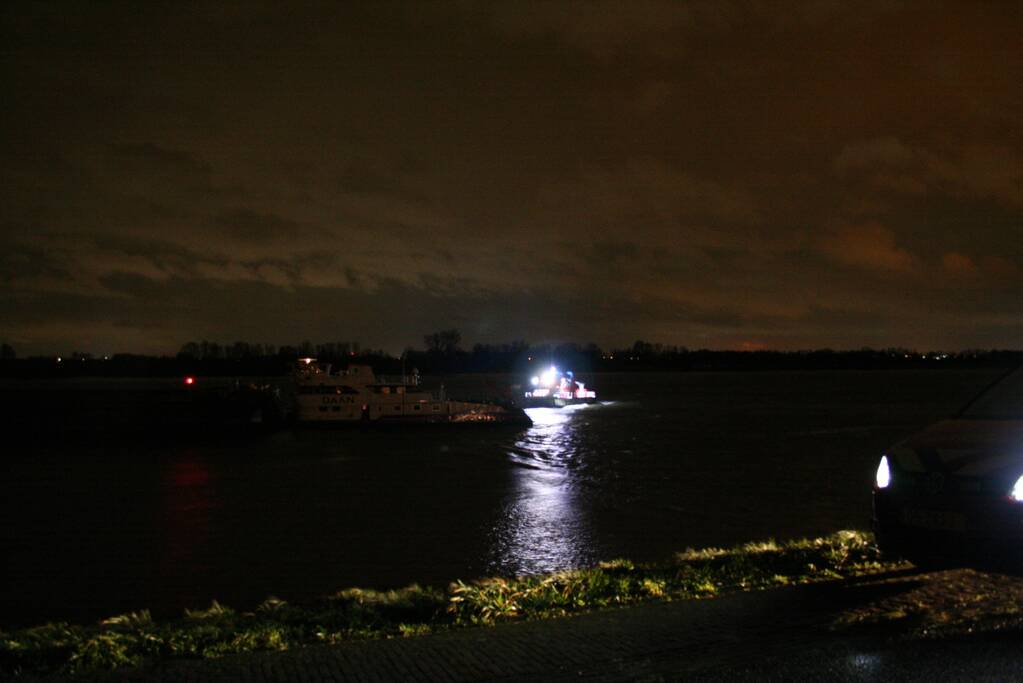 Vrachtschip vaart tegen krib en zinkt in de Waal