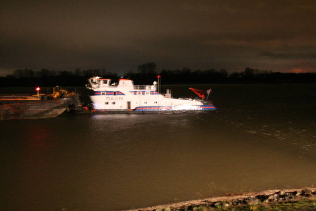 Vrachtschip vaart tegen krib en zinkt in de Waal