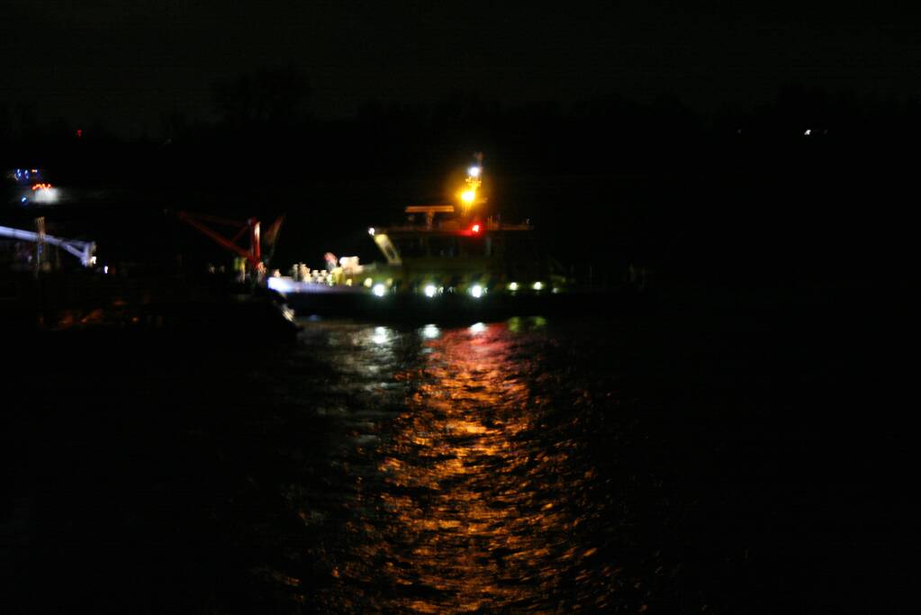 Vrachtschip vaart tegen krib en zinkt in de Waal