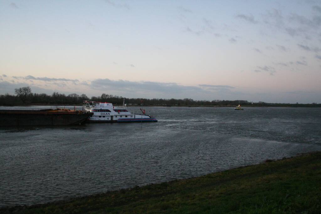 Vrachtschip vaart tegen krib en zinkt in de Waal