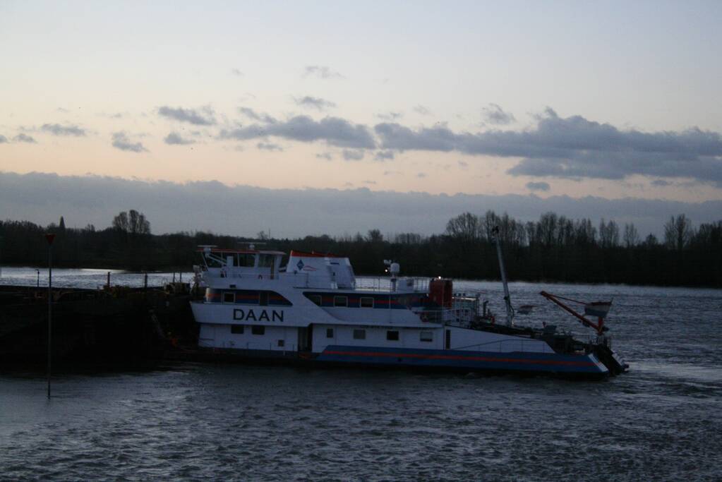 Vrachtschip vaart tegen krib en zinkt in de Waal