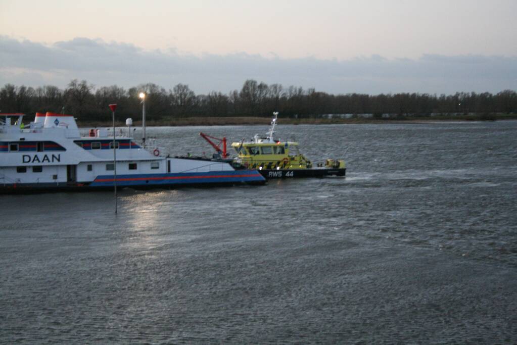Vrachtschip vaart tegen krib en zinkt in de Waal