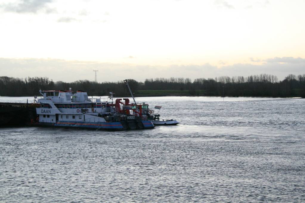 Vrachtschip vaart tegen krib en zinkt in de Waal