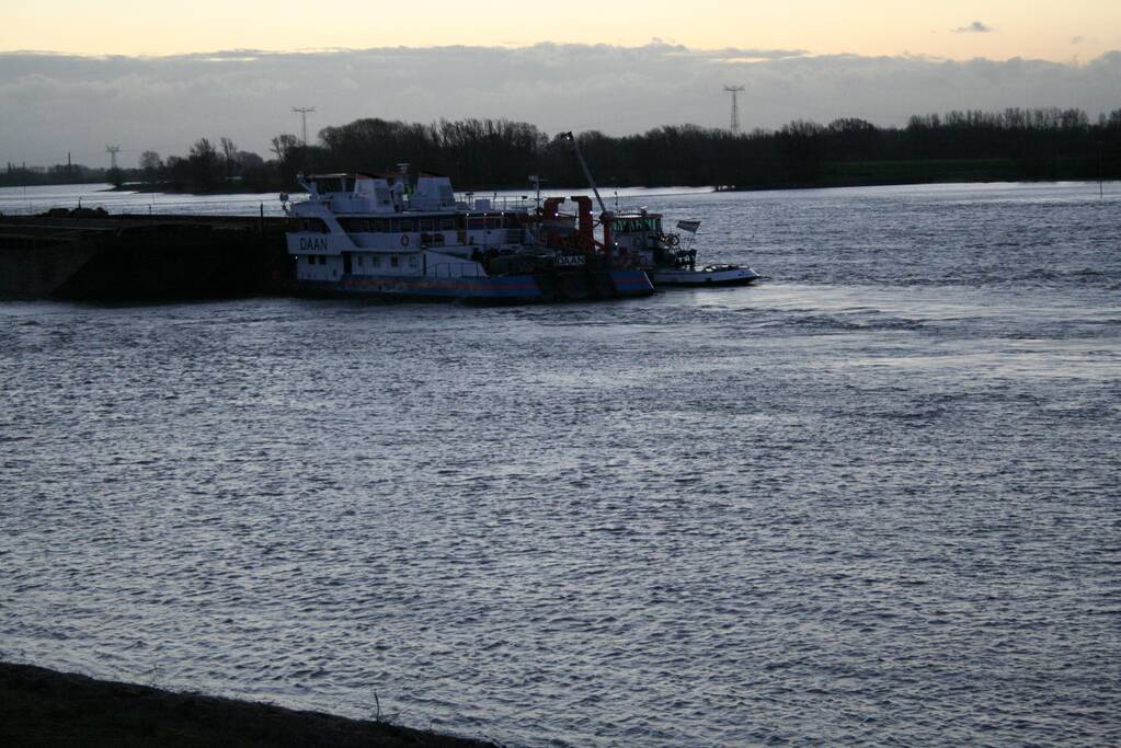 Vrachtschip vaart tegen krib en zinkt in de Waal