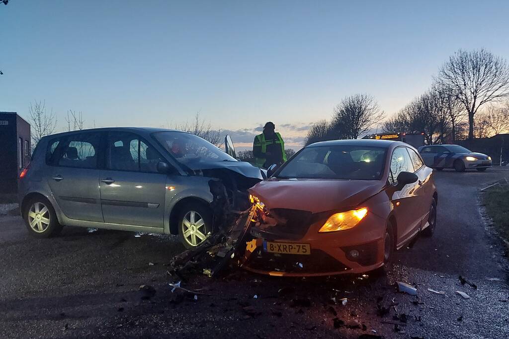 Flinke schade na botsing tussen twee personenwagens