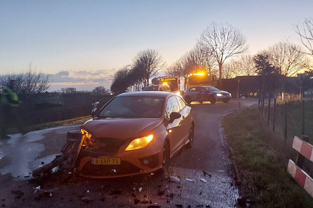 Flinke schade na botsing tussen twee personenwagens
