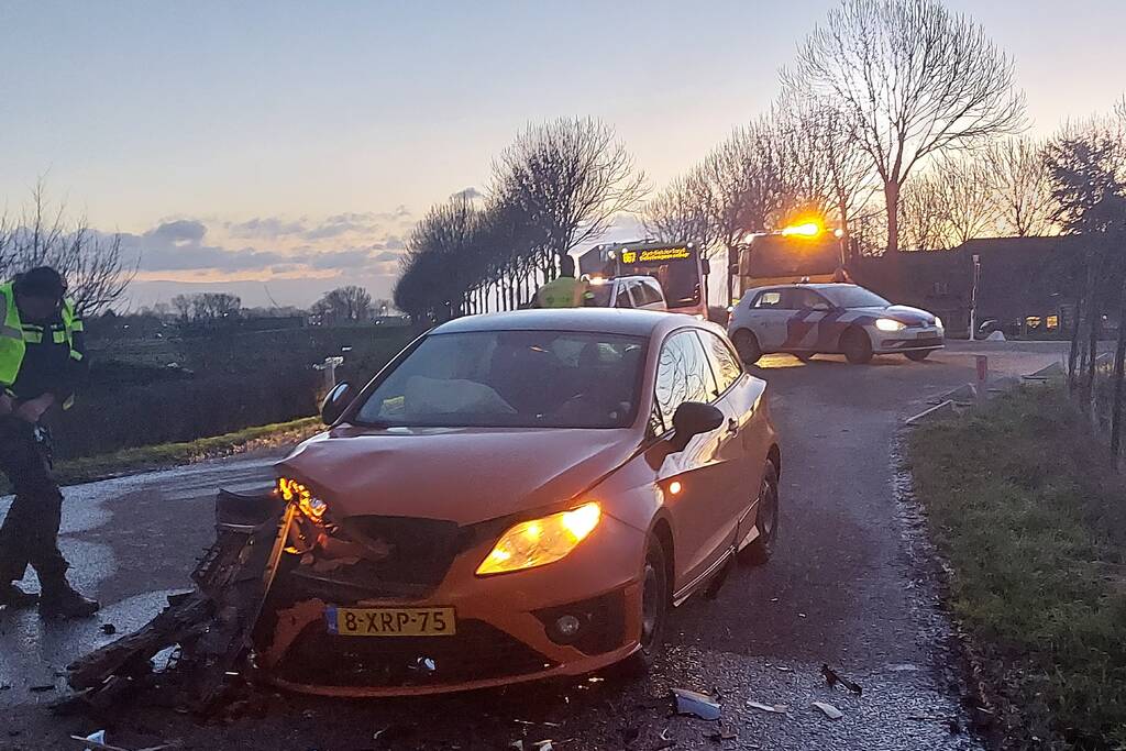 Flinke schade na botsing tussen twee personenwagens