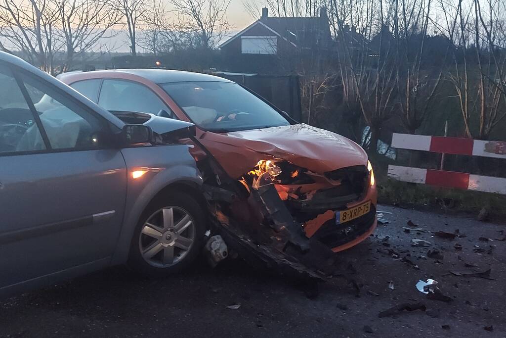 Flinke schade na botsing tussen twee personenwagens