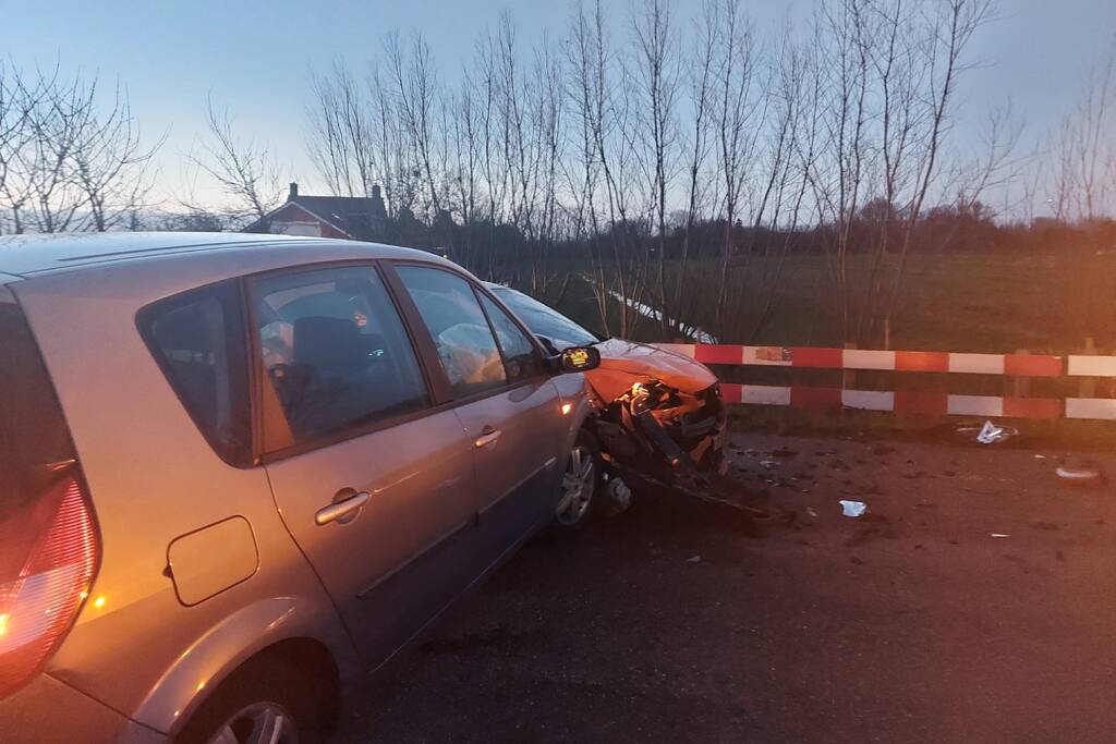 Flinke schade na botsing tussen twee personenwagens