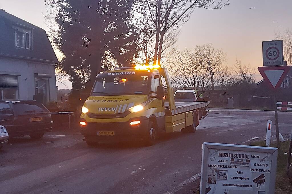 Flinke schade na botsing tussen twee personenwagens