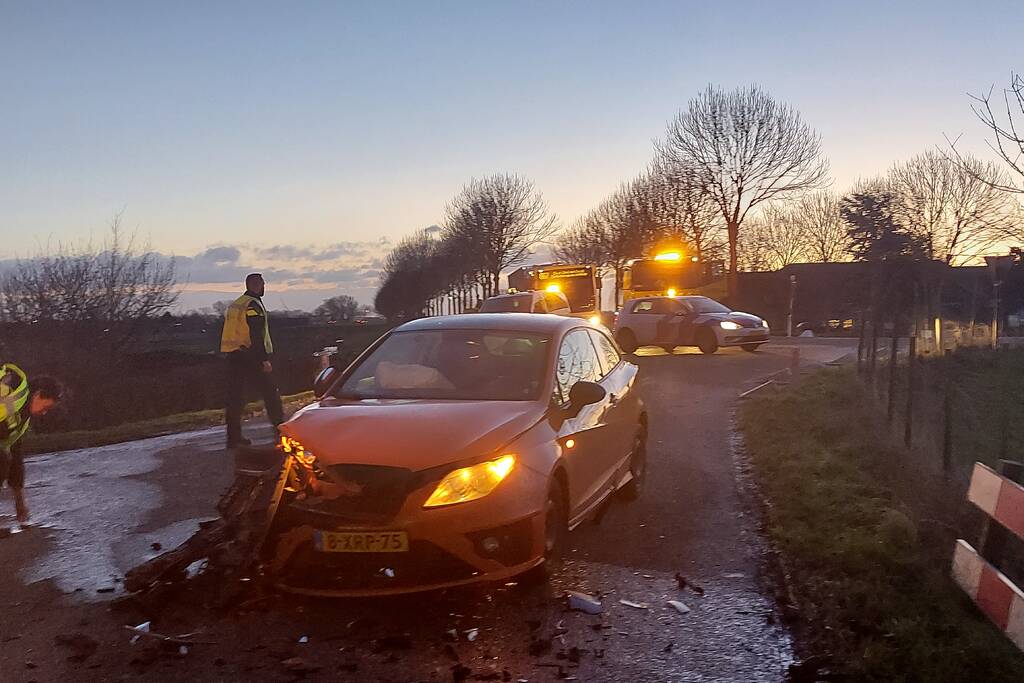 Flinke schade na botsing tussen twee personenwagens