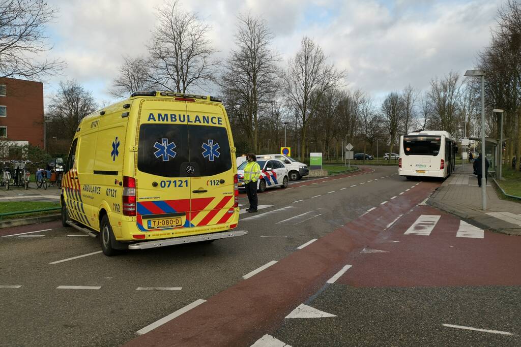 Fietsster aangereden door lijnbus bij Ziekenhuis Gelderse Vallei