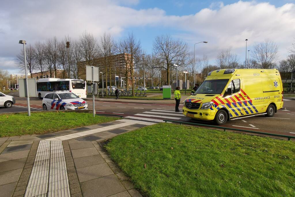 Fietsster aangereden door lijnbus bij Ziekenhuis Gelderse Vallei
