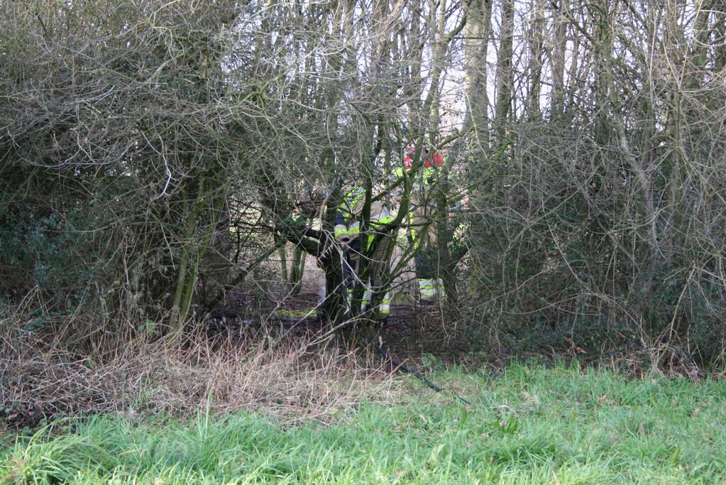 Brandweer blust autoband in bos