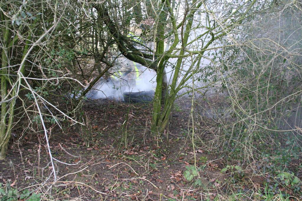 Brandweer blust autoband in bos