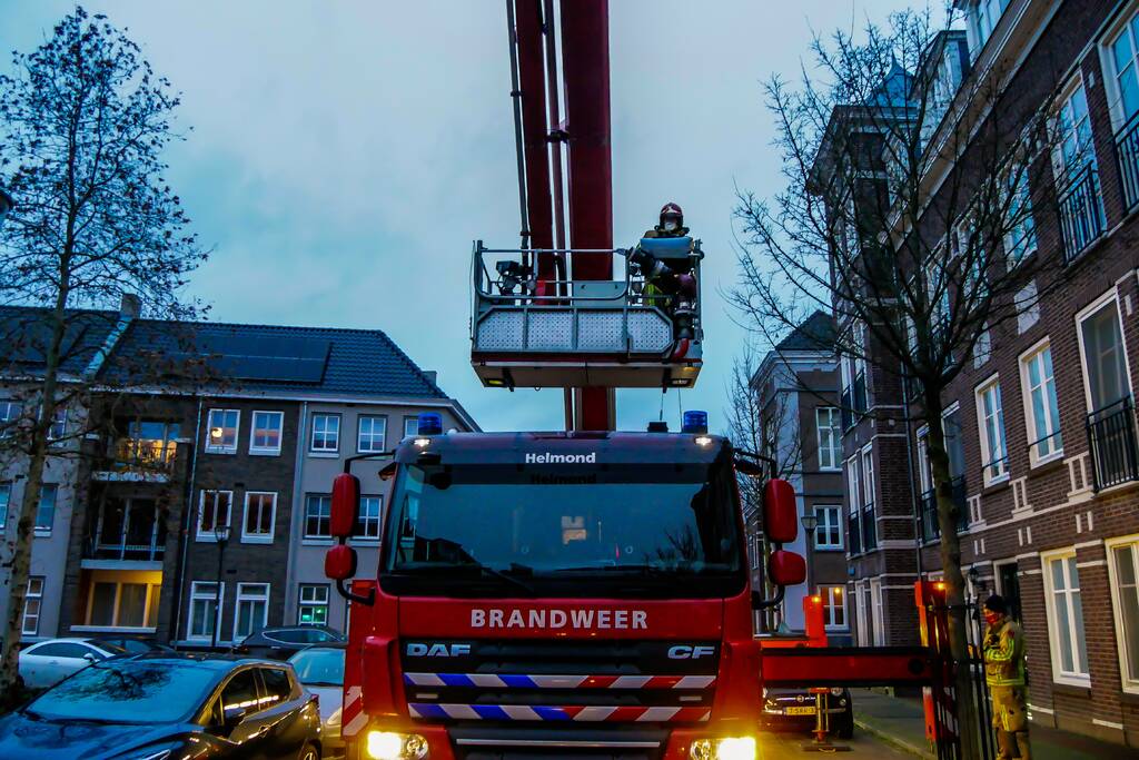 Losgewaaide plaat op dak verwijderd