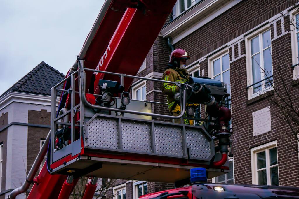 Losgewaaide plaat op dak verwijderd