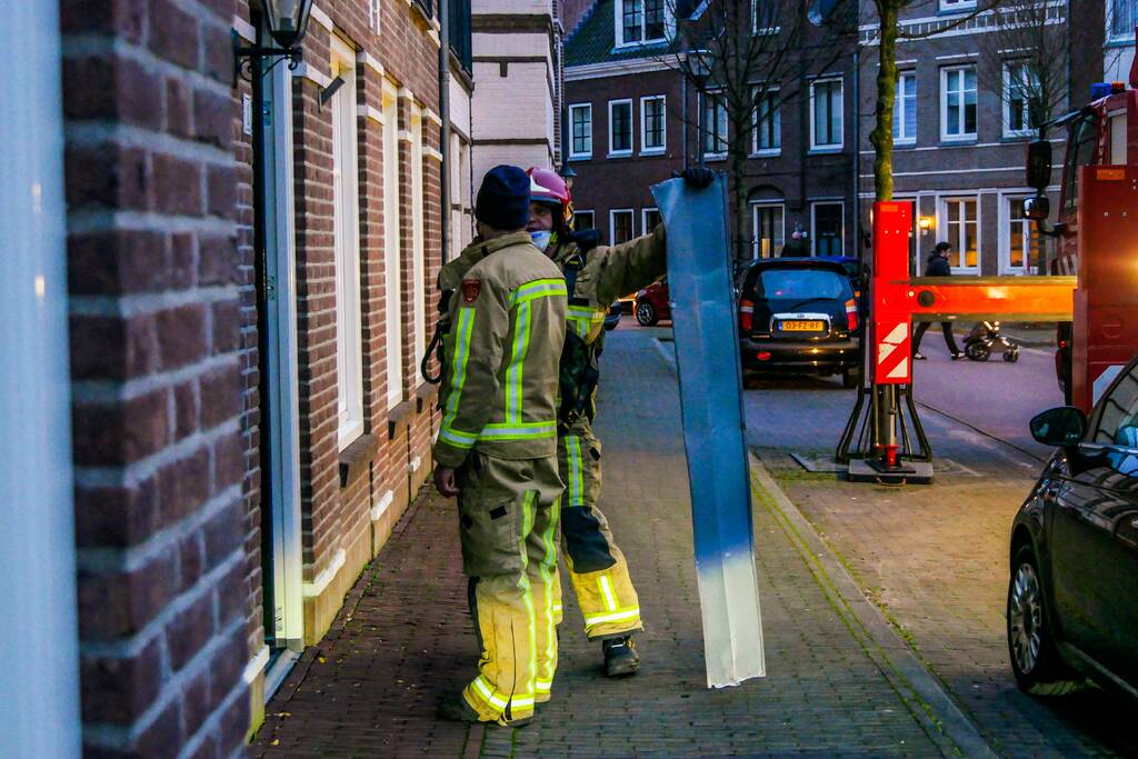 Losgewaaide plaat op dak verwijderd