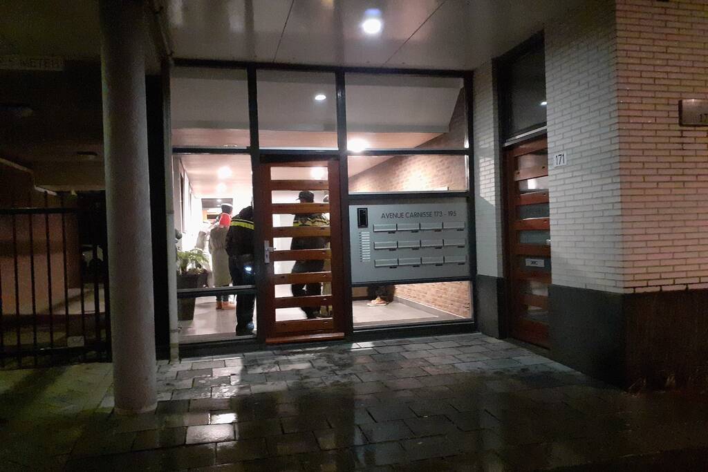 Brandweer doet onderzoek naar gaslucht in flat