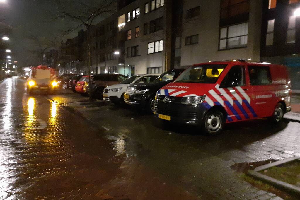Brandweer doet onderzoek naar gaslucht in flat