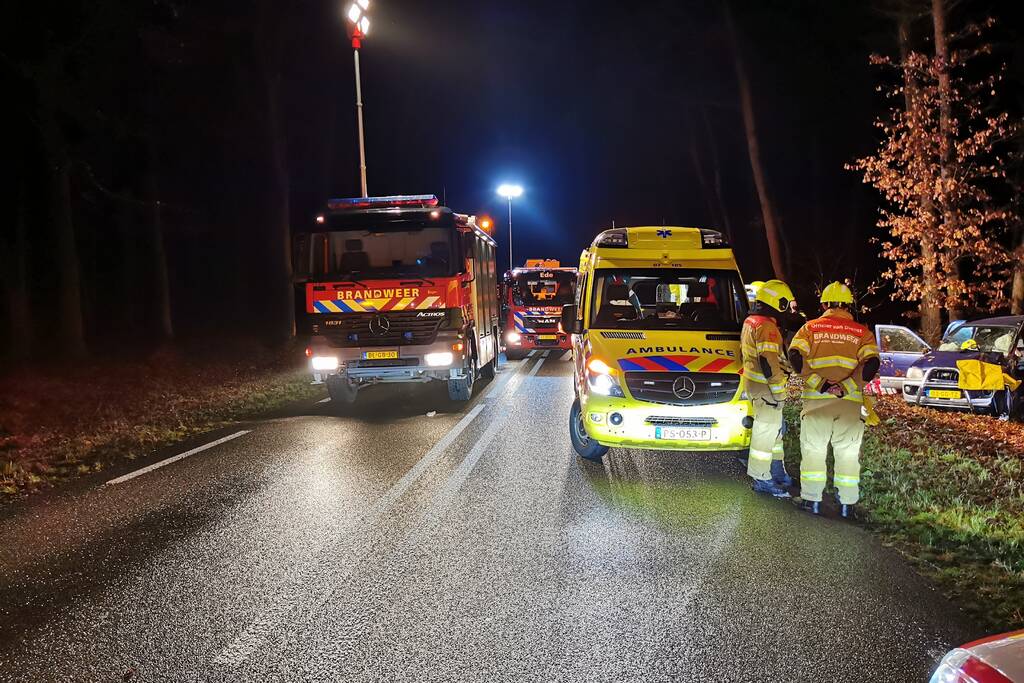 Auto tegen boom geëindigd