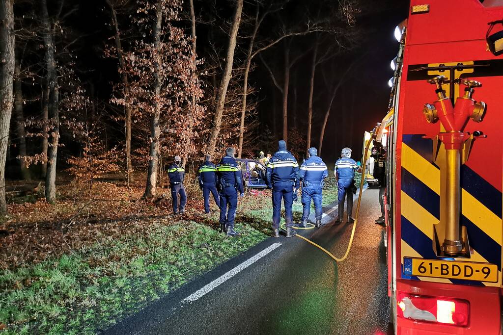 Auto tegen boom geëindigd