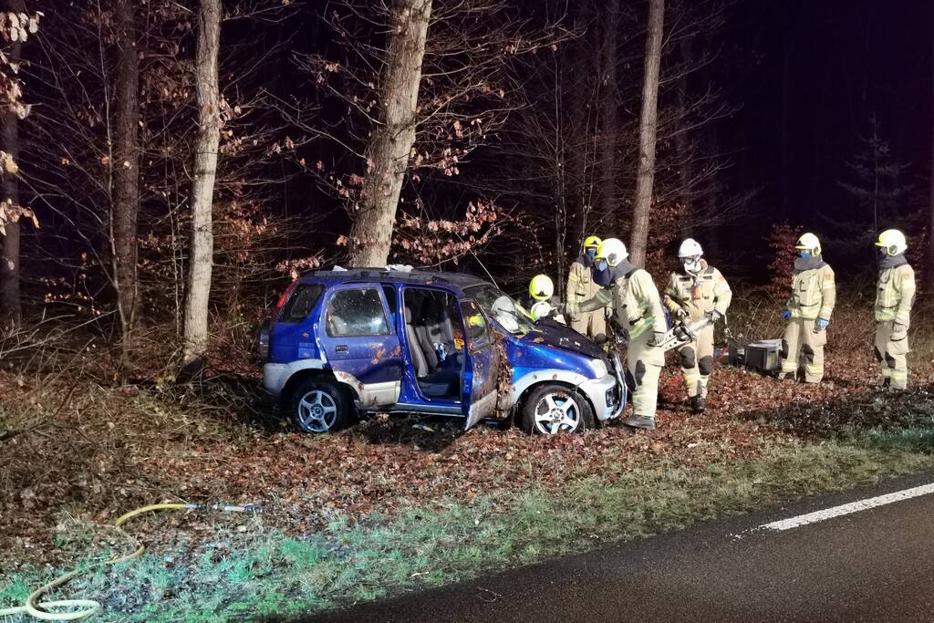 Auto tegen boom geëindigd