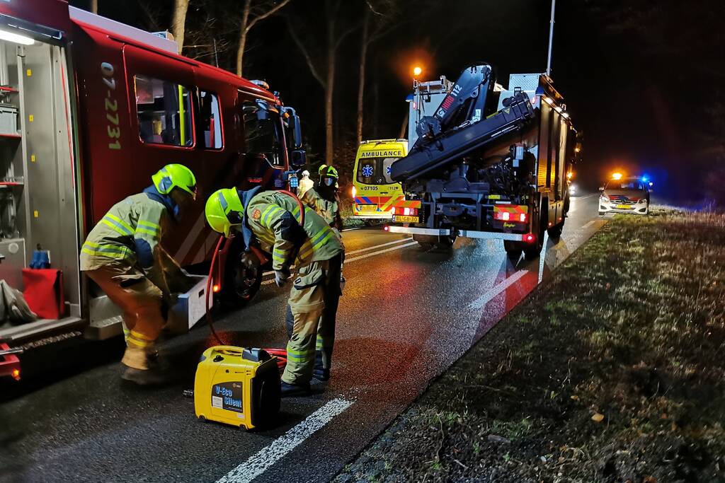 Auto tegen boom geëindigd
