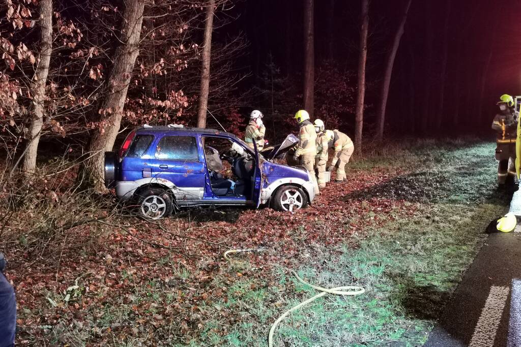 Auto tegen boom geëindigd