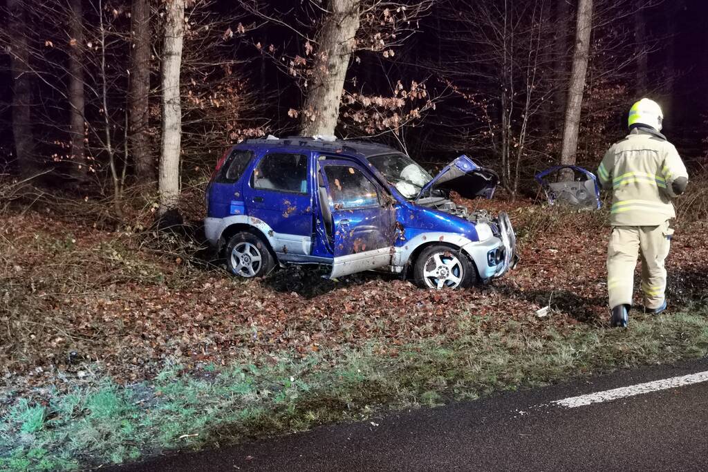 Auto tegen boom geëindigd