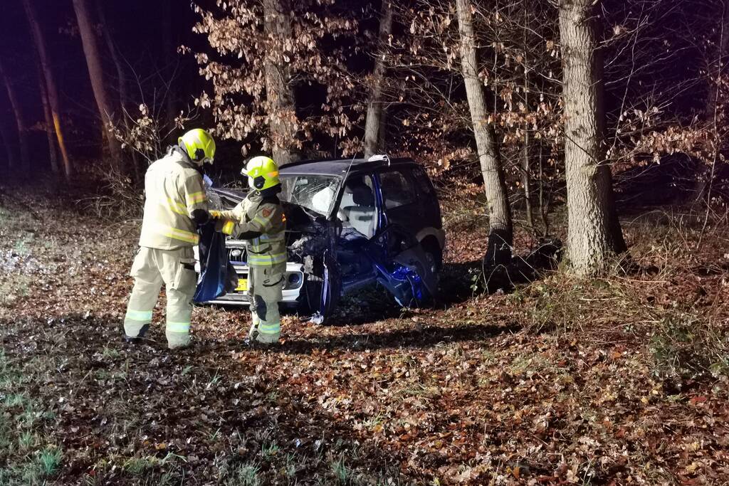 Auto tegen boom geëindigd