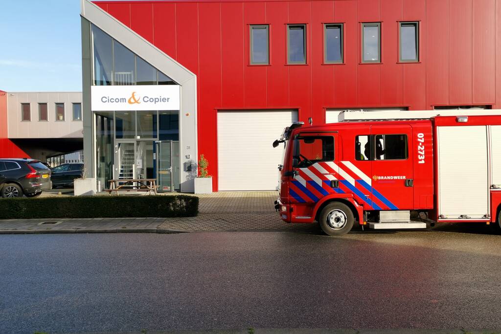 Brandweer doet metingen in bedrijfspand Cicom Copier