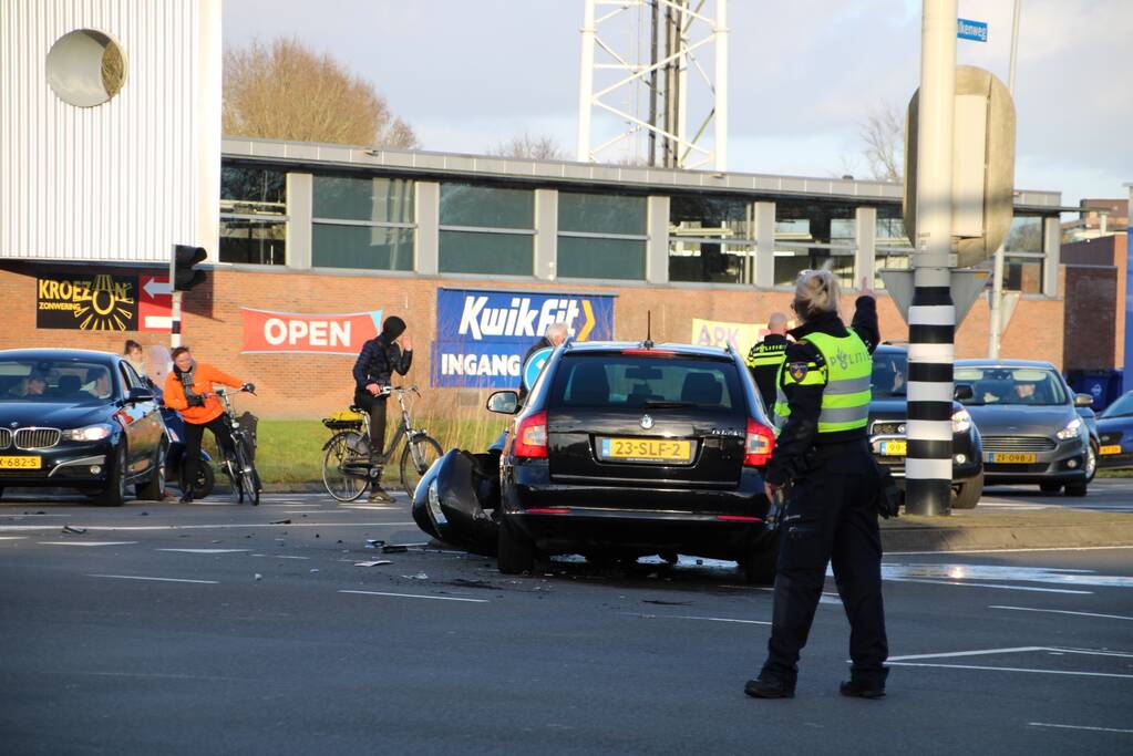 Bestelbus belandt op zijn kant na botsing