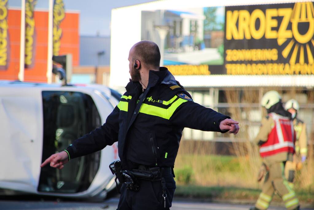 Bestelbus belandt op zijn kant na botsing