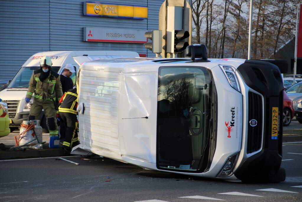 Bestelbus belandt op zijn kant na botsing
