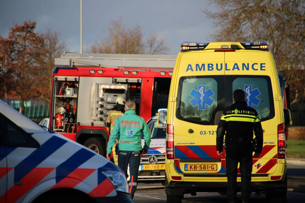 Bestelbus belandt op zijn kant na botsing