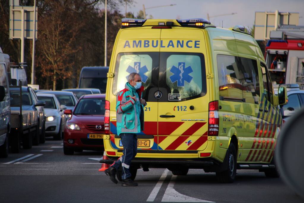 Bestelbus belandt op zijn kant na botsing