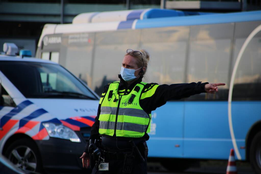 Bestelbus belandt op zijn kant na botsing