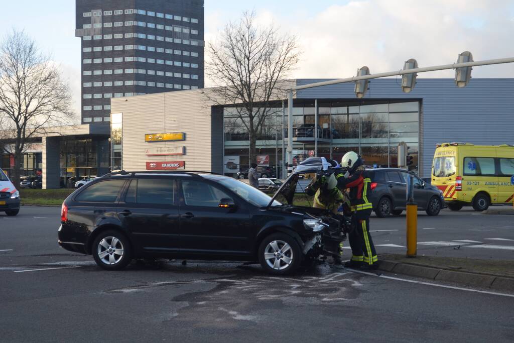 Bestelbus belandt op zijn kant na botsing