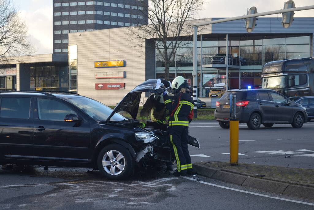 Bestelbus belandt op zijn kant na botsing