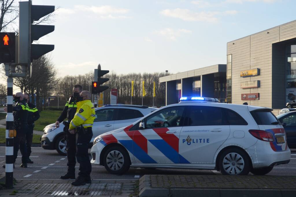 Bestelbus belandt op zijn kant na botsing