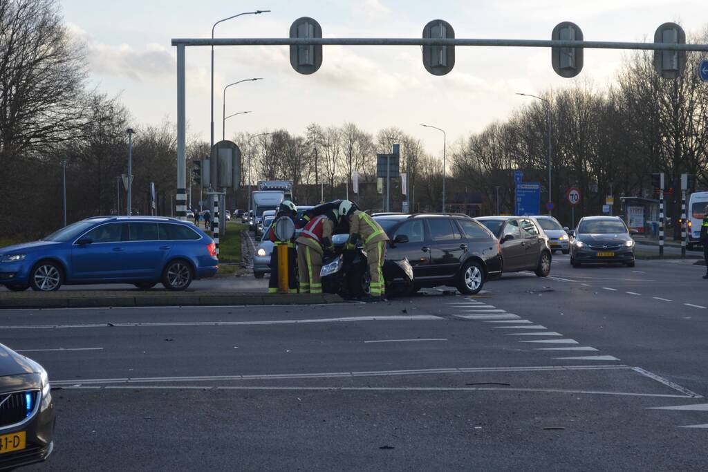 Bestelbus belandt op zijn kant na botsing